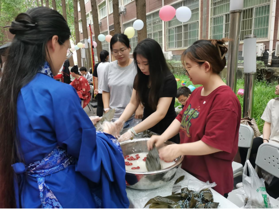 至诚书院“一站式”学生社区中华优秀传统文化教育——弘扬端午文化，涵养家国情怀